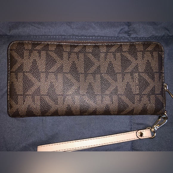 Michael Kors Large Continental Wallet - Picture 2 of 2